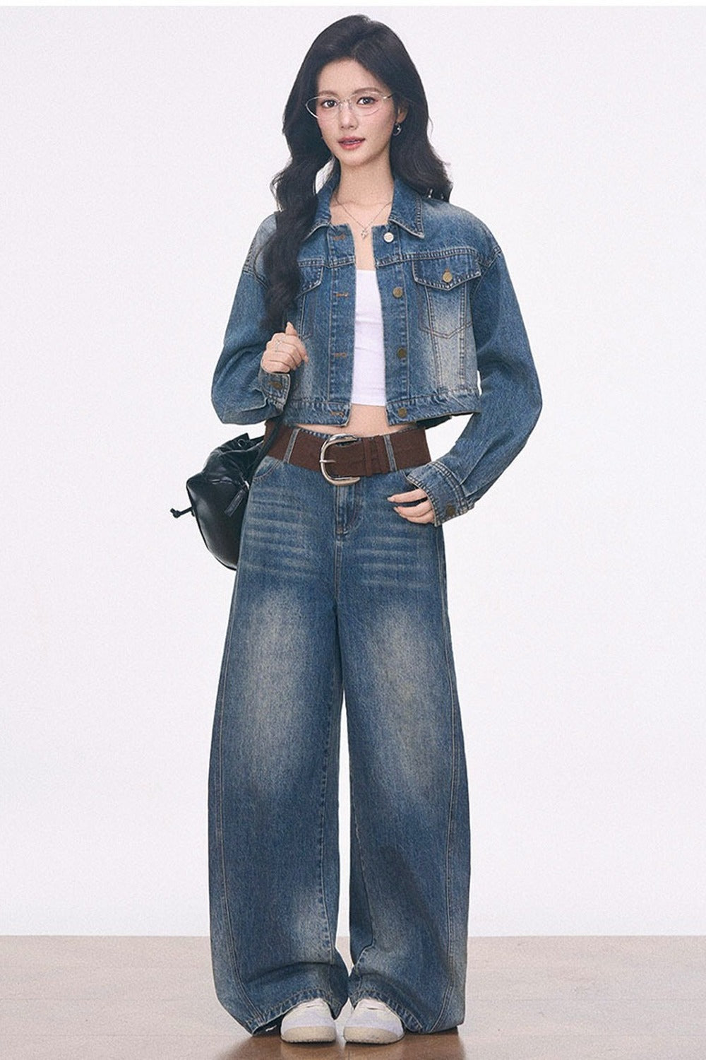 Ensemble 3 pièces avec veste courte en denim, pantalon à ourlet arrondi et haut