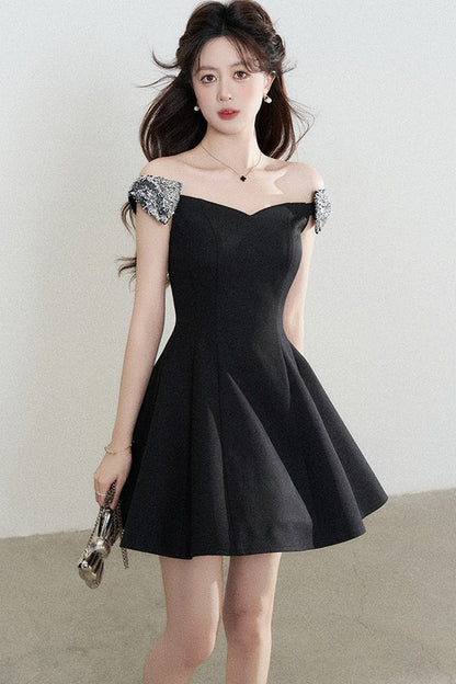 Schwarzes schulterfreies Kleid mit geraffter Taille