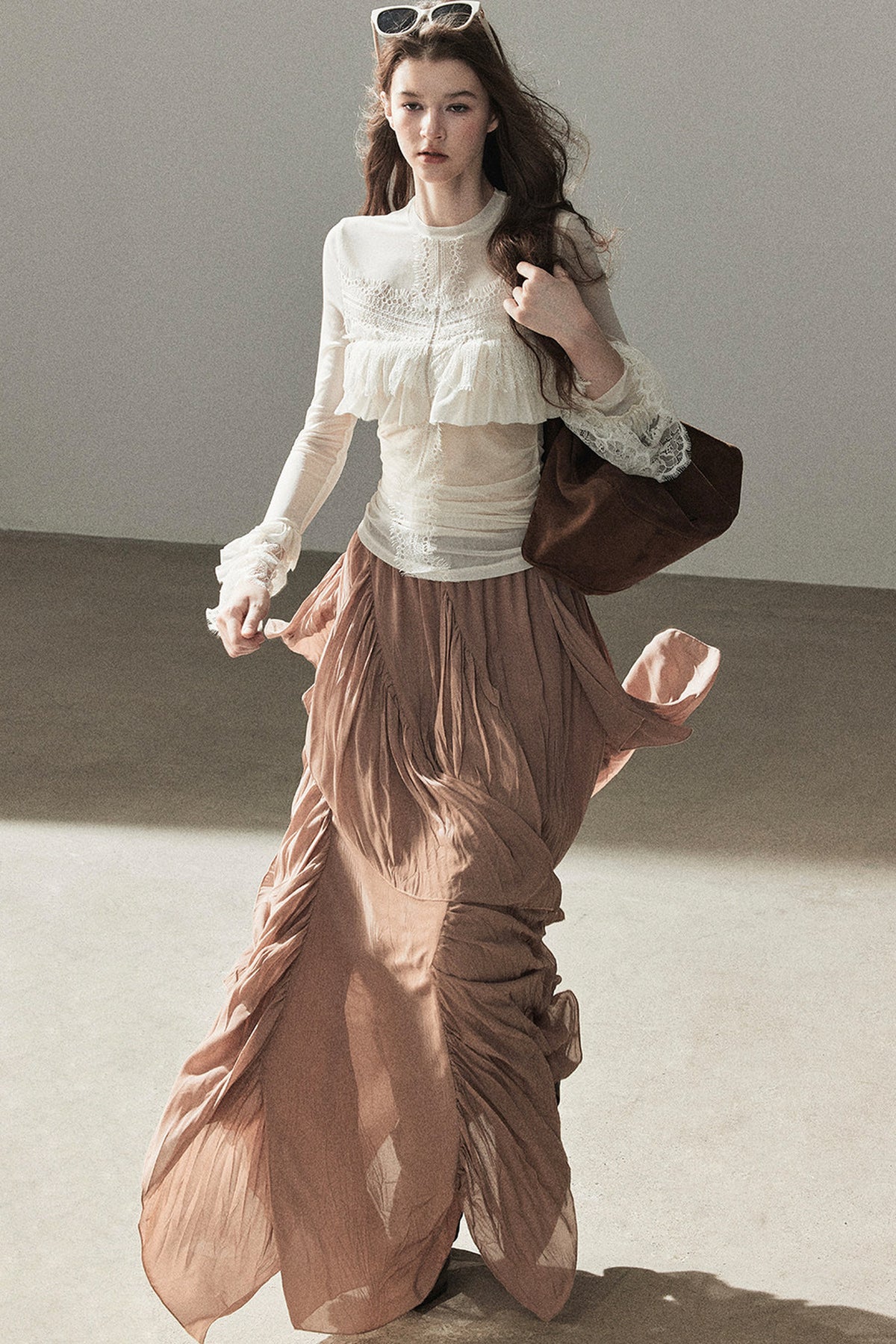 Blusa de encaje transparente con volantes y mangas acampanadas