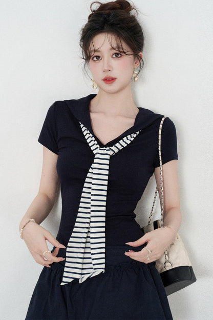 Ensemble tee-shirt châle à manches courtes en maille bleu marine et jupe