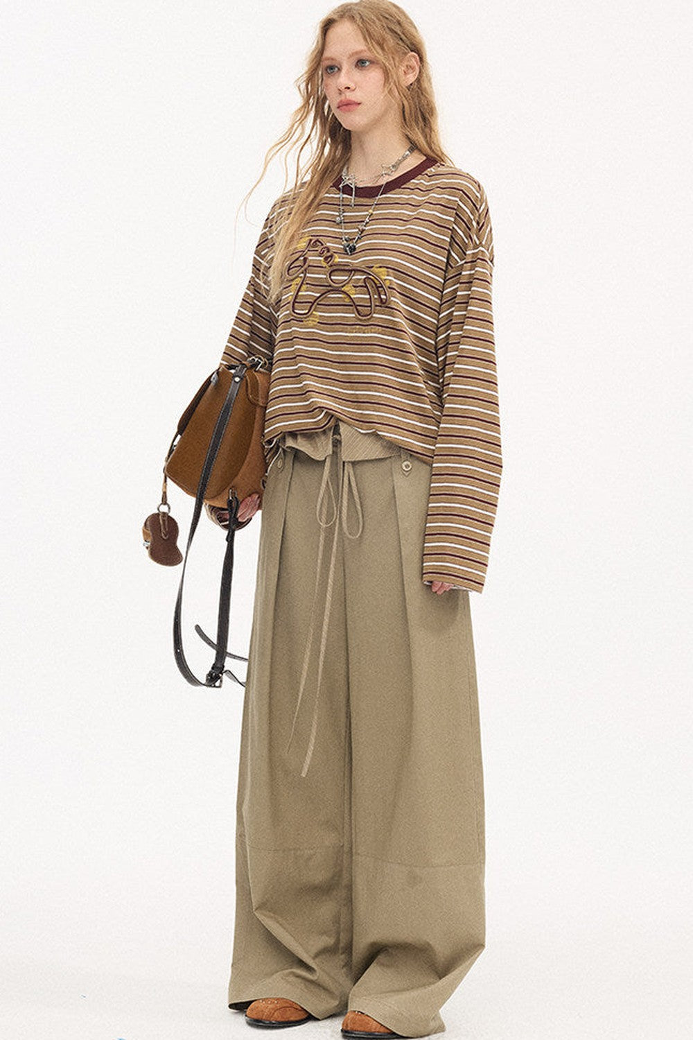 Pantalon droit à rayures et empiècements