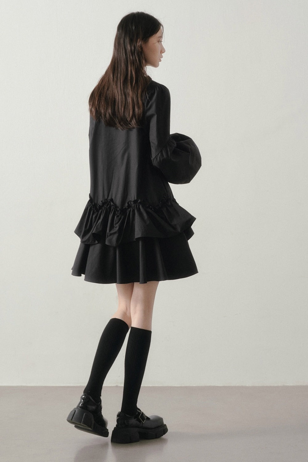 Robe noire asymétrique à volants et manches lanternes