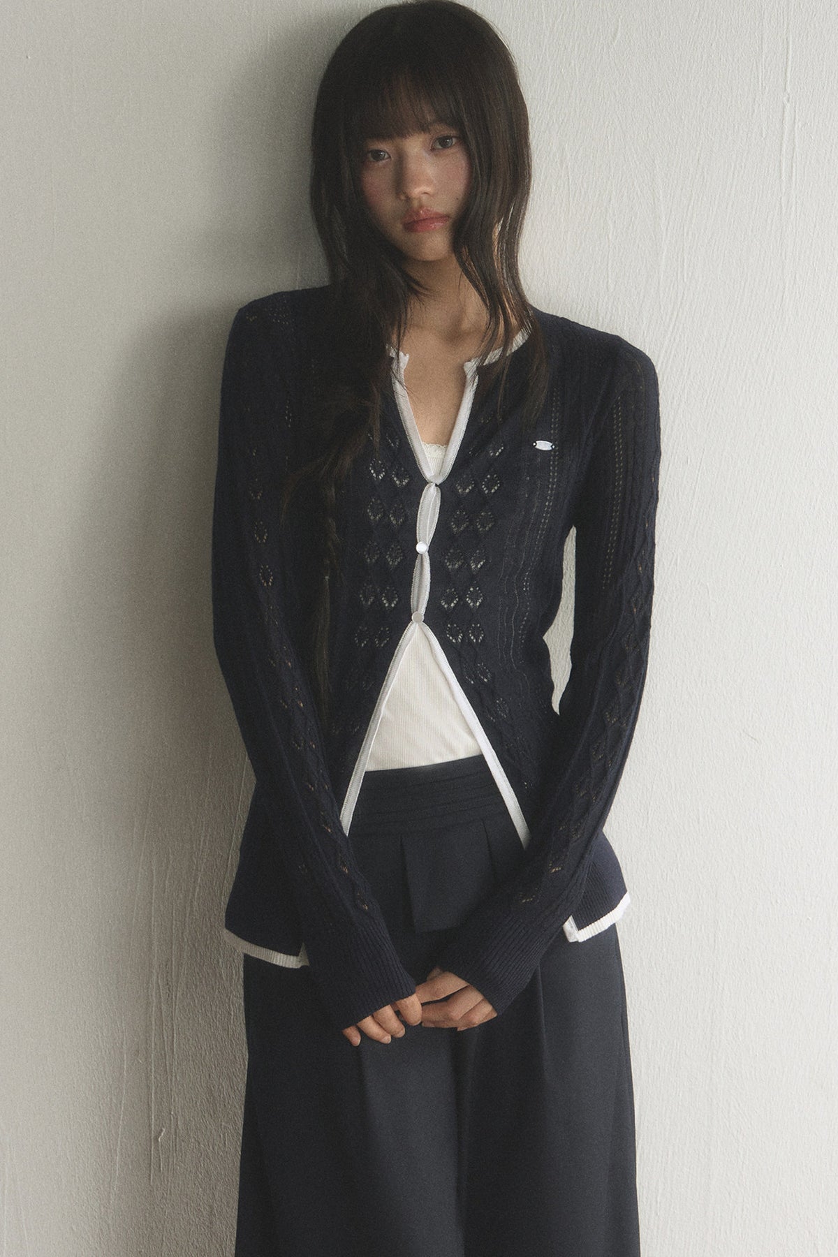 Ensemble cardigan et pantalon en maille à découpes et bordures contrastées
