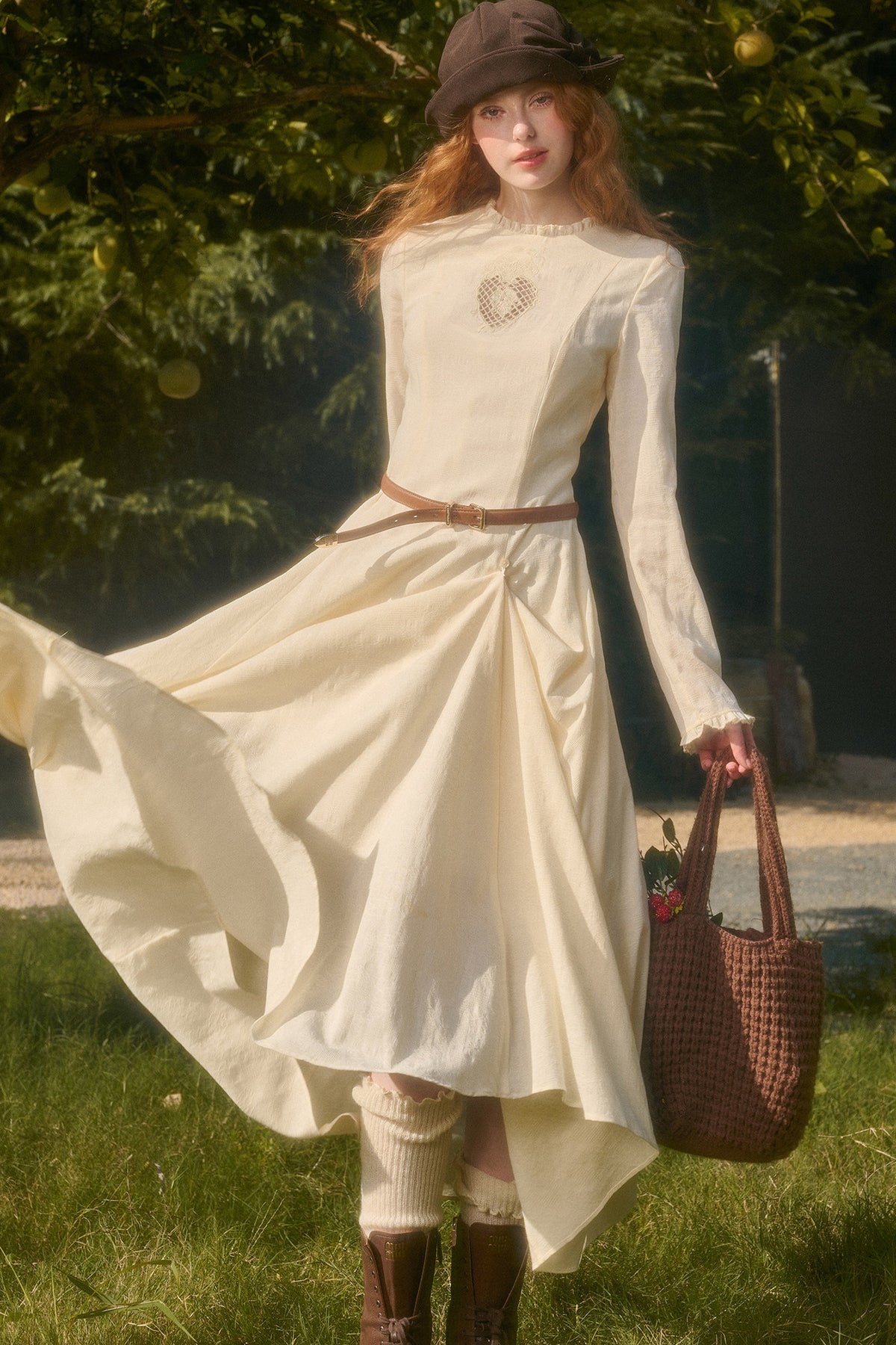 Langes Kleid mit Taillenschleife und Stickerei