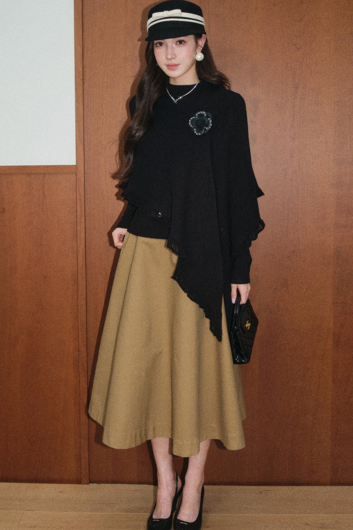 Ensemble pull et jupe noirs à bordure en dentelle