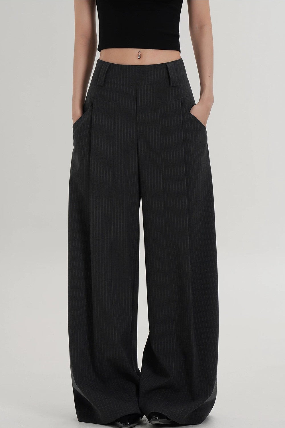 Hoch taillierte gestreifte Hose mit weitem Bein