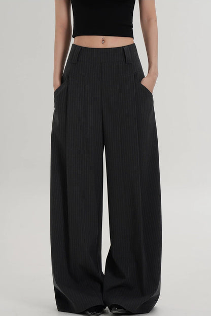 Hoch taillierte gestreifte Hose mit weitem Bein