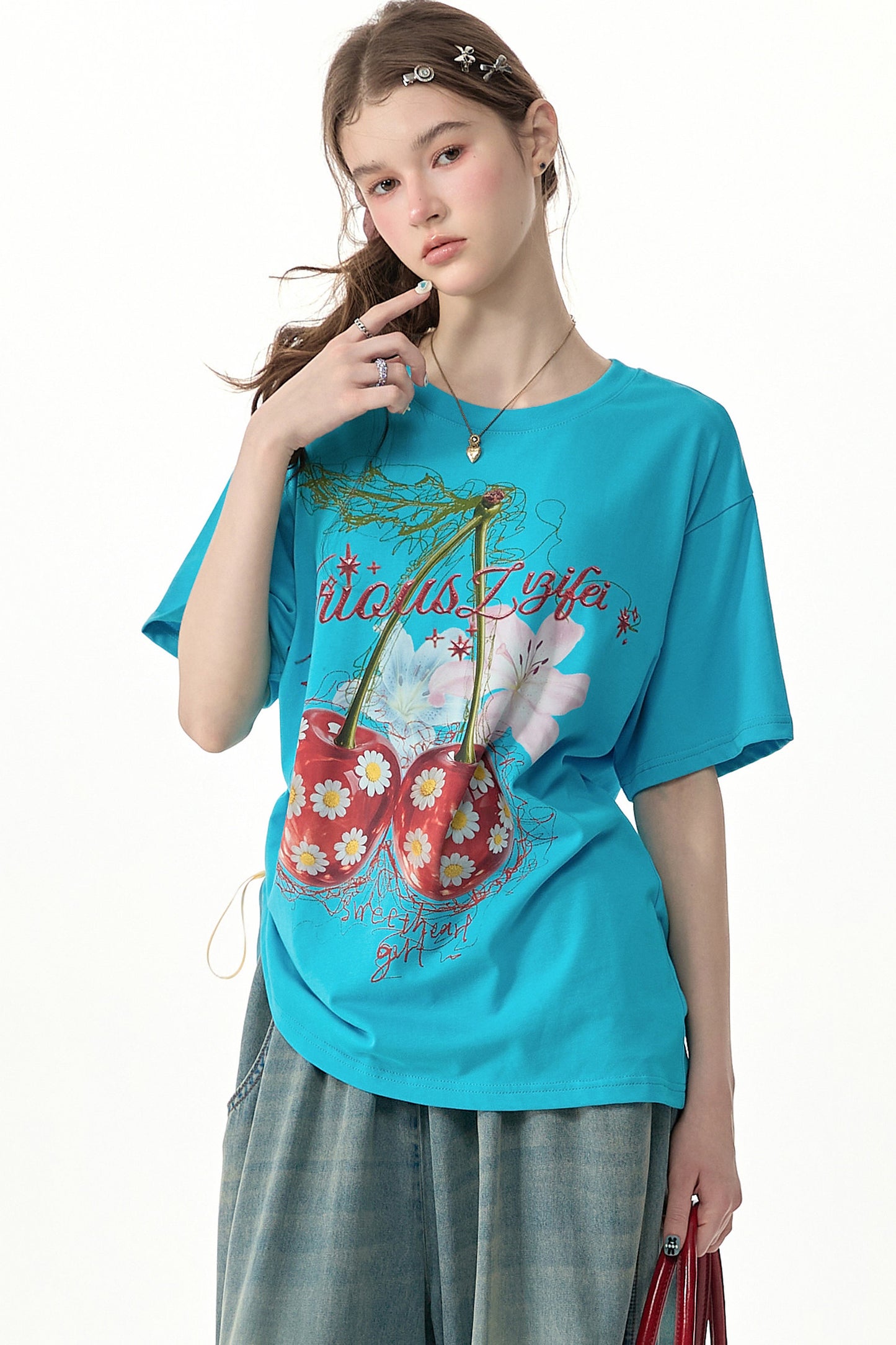 Blaues Baumwoll-T-Shirt mit Kirsch- und Gänseblümchenmuster