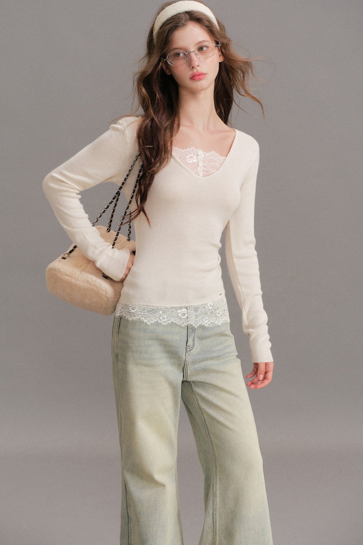T-shirt in maglia a coste con scollo a V e strati effetto pizzo