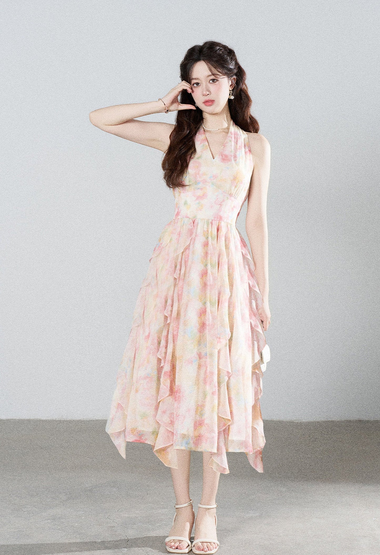 Abito a volant con scollo a V e allacciatura al collo in chiffon floreale