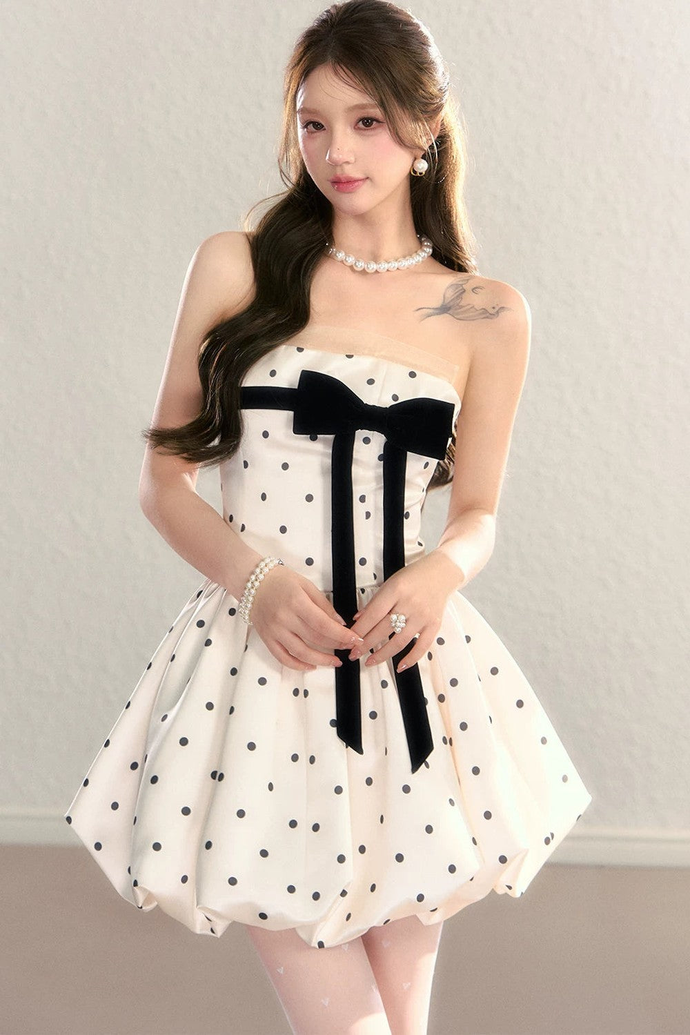 Vestido abullonado de satén con lunares