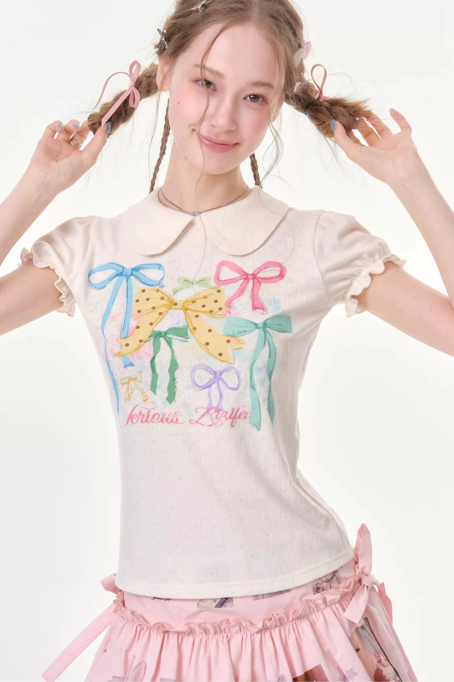 T-shirt bianca con maniche a sbuffo e stampa con fiocchi