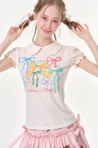 T-shirt bianca con maniche a sbuffo e stampa con fiocchi
