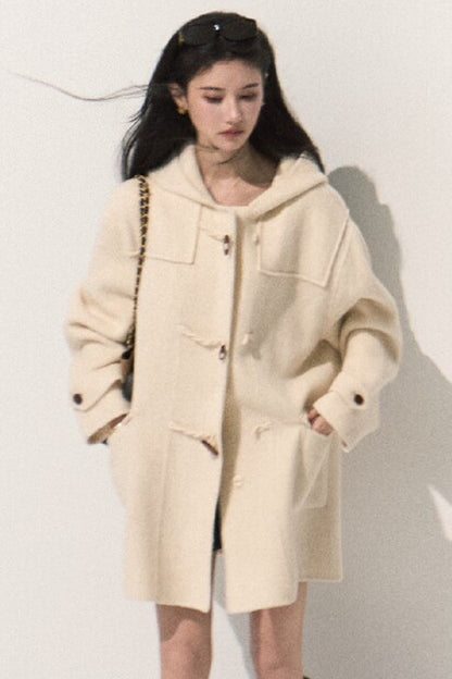 Manteau en laine à capuche avec brandebourgs