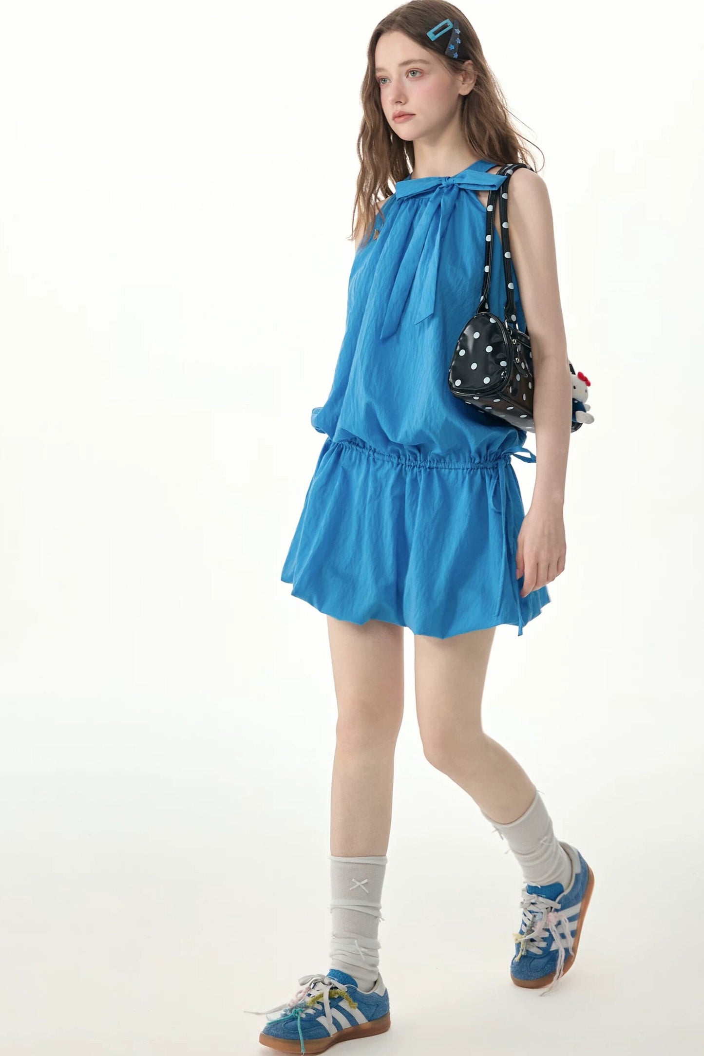 Blaues ärmelloses Kleid mit Neckholder und Schleife