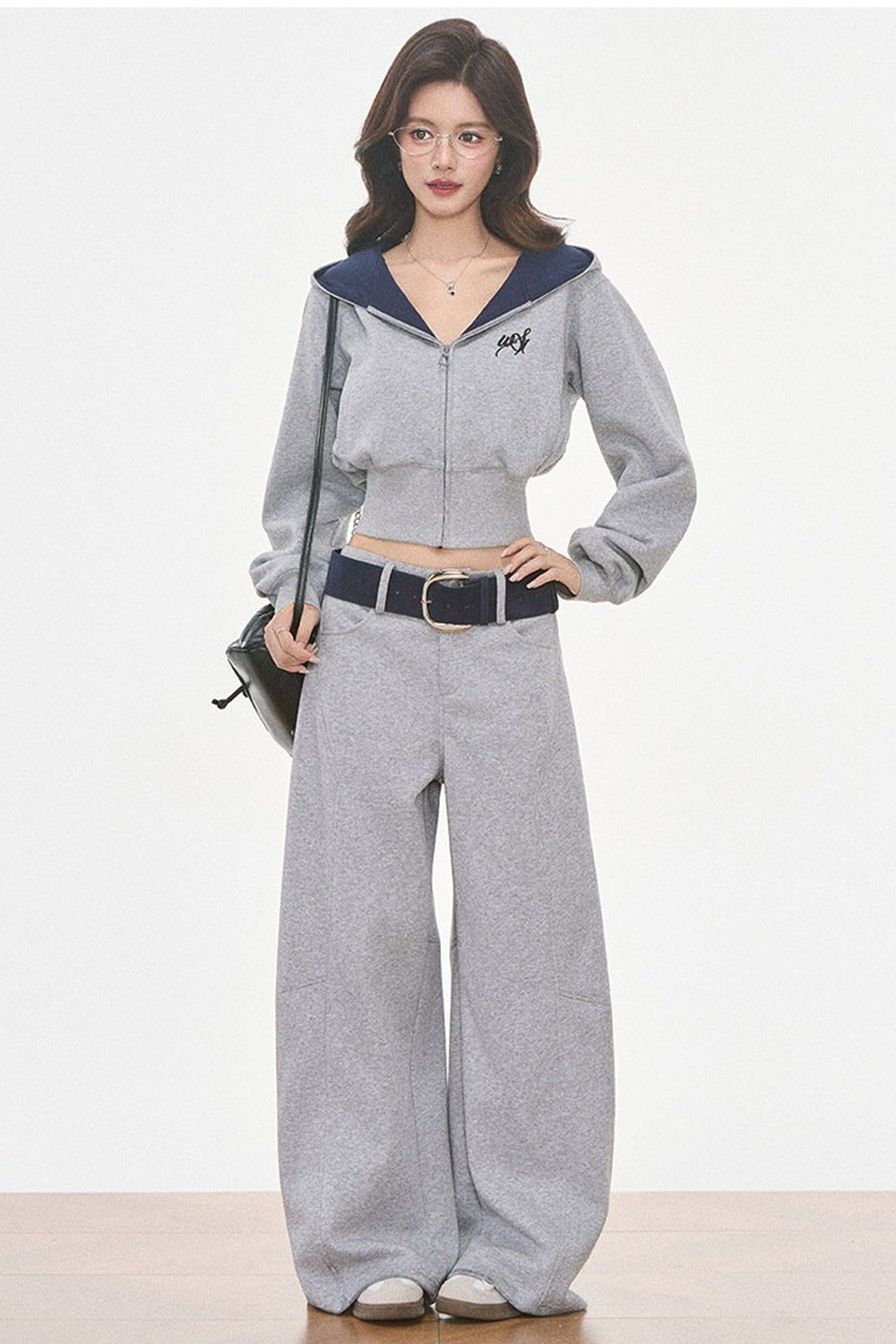 Ensemble sweat-shirt à capuche gris et pantalon large