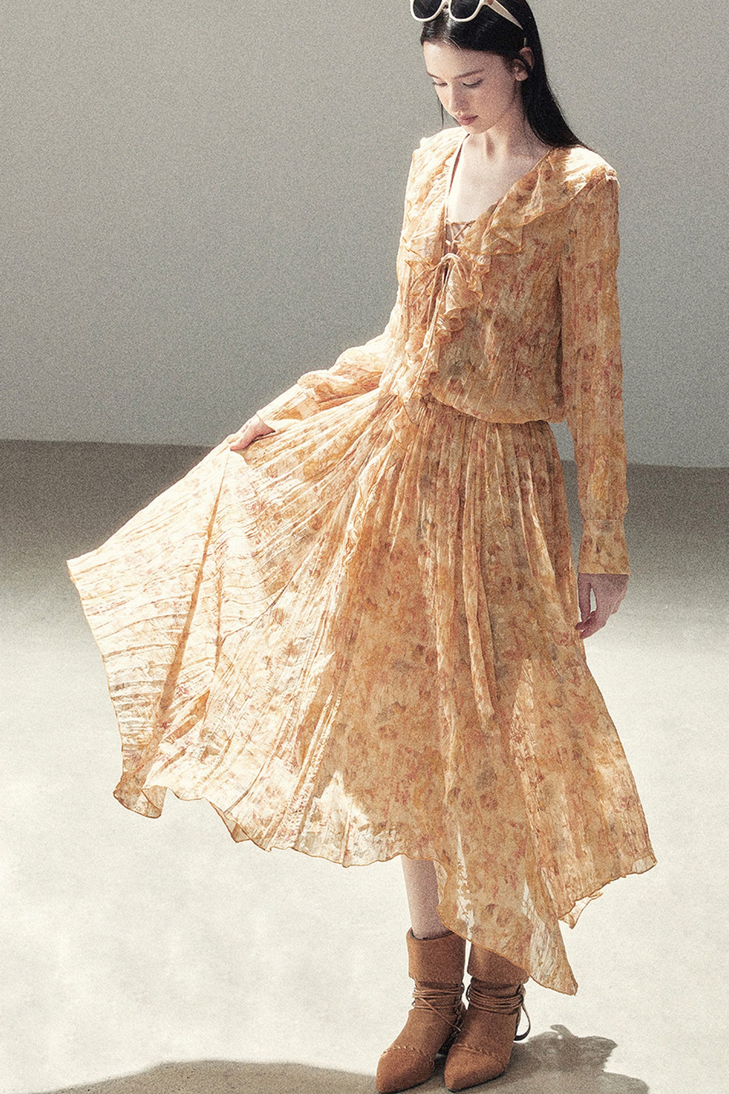 Langes Rüschenkleid mit Blumenmuster in Bernstein-Dämmerung
