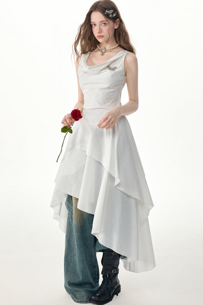 Weißes Kleid mit Wasserfallausschnitt und unregelmäßigem Saum