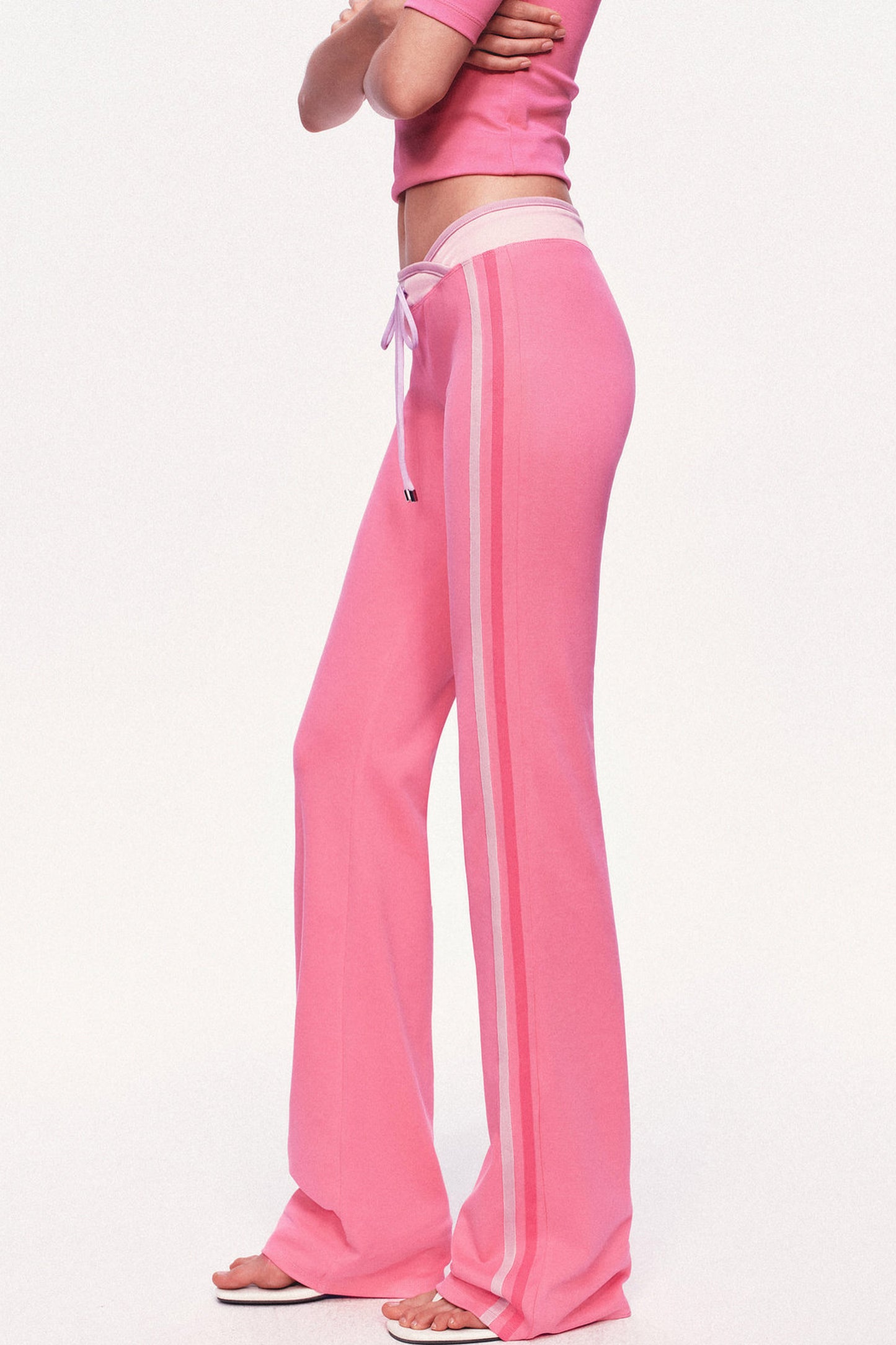 Pantaloni dritti a vita bassa con coulisse e doppia fascia in vita