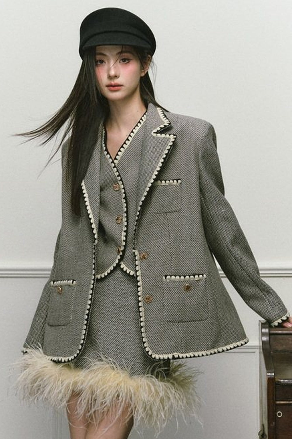 Completo con gilet stile blazer e gonna in lana con ricamo a conchiglia