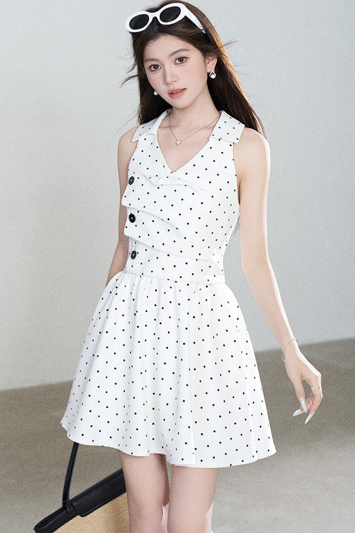 Vestido blanco de lunares con escote en V