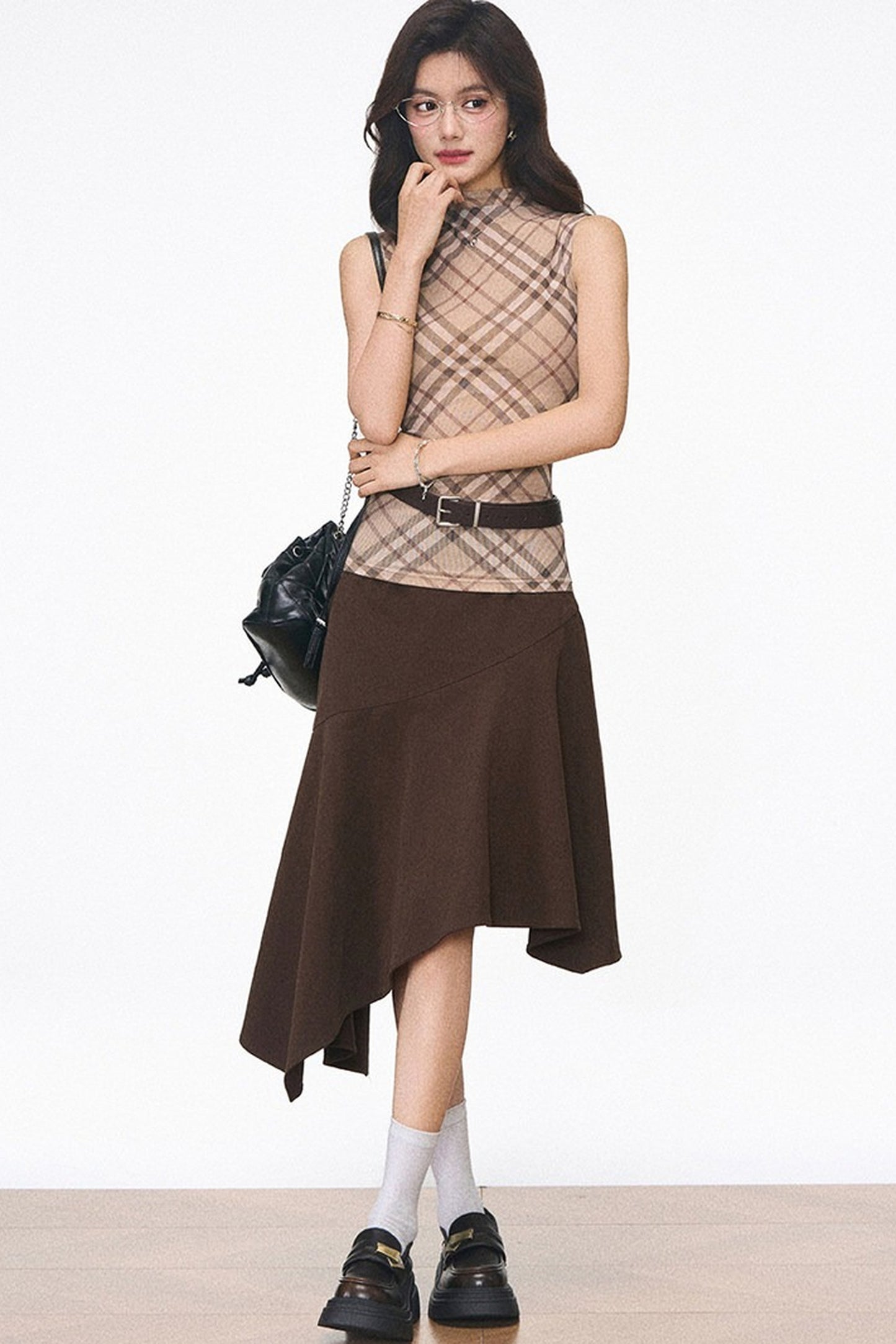 Completo con gilet in rete a quadri e gonna midi