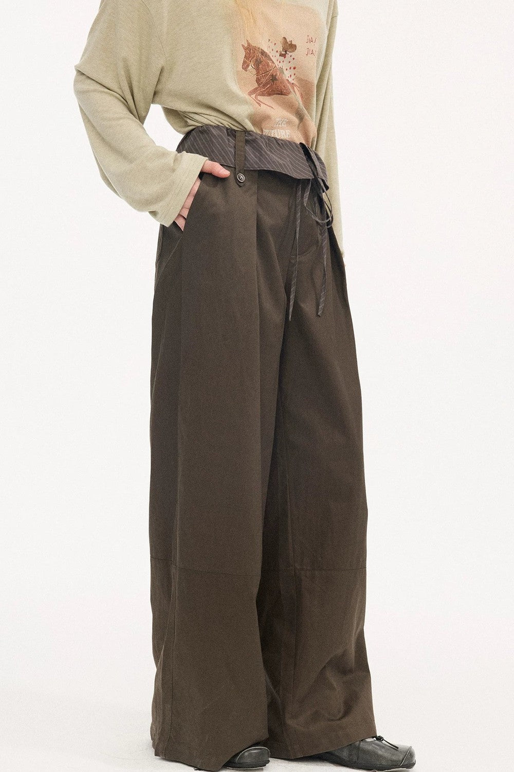 Pantalon droit à rayures et empiècements