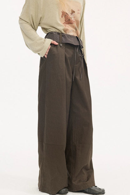 Pantalon droit à rayures et empiècements