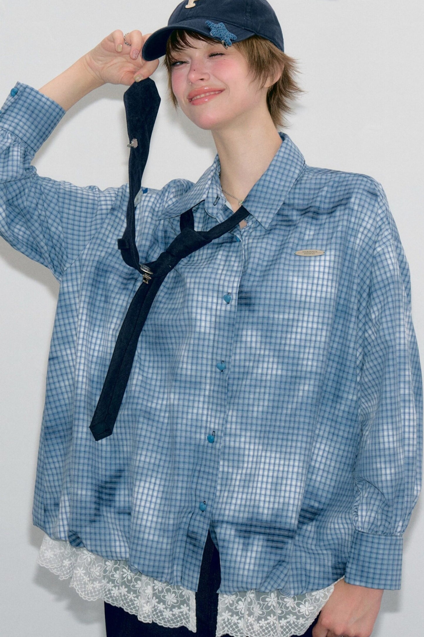 Blau karierte Bluse mit Spitzensaum