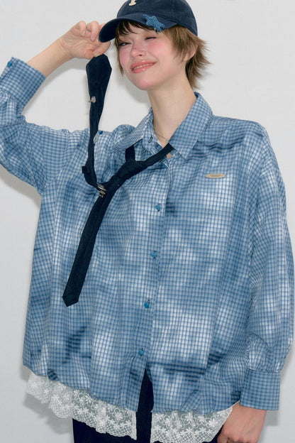 Blau karierte Bluse mit Spitzensaum