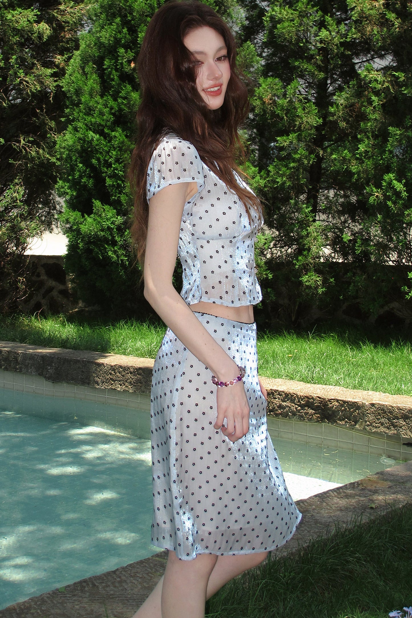 Completo con top e gonna blu acqua a pois e floreale