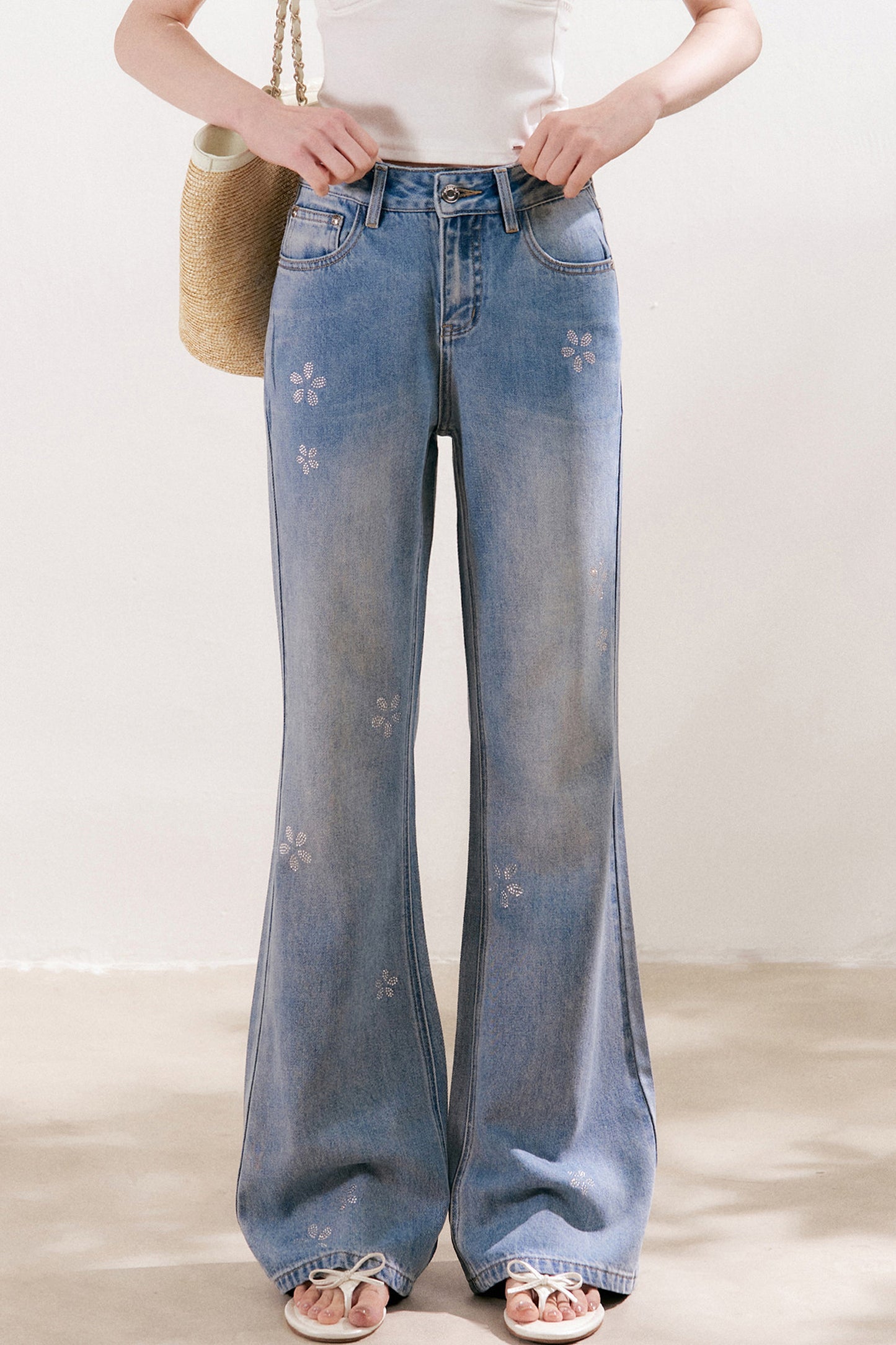 Jean en denim bleu avec fleur à cinq pétales en strass
