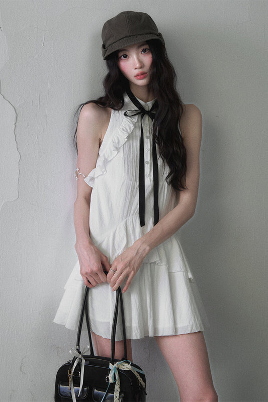 Vestido de tirantes sin mangas con cuello blanco, lazo y volantes