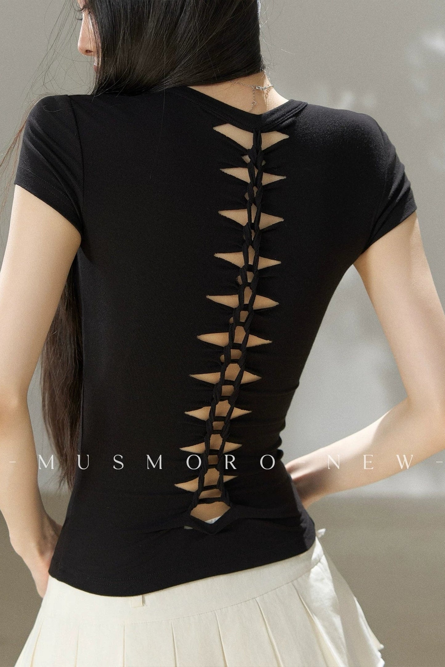 Kurzärmelige Bluse mit gedrehtem Rücken