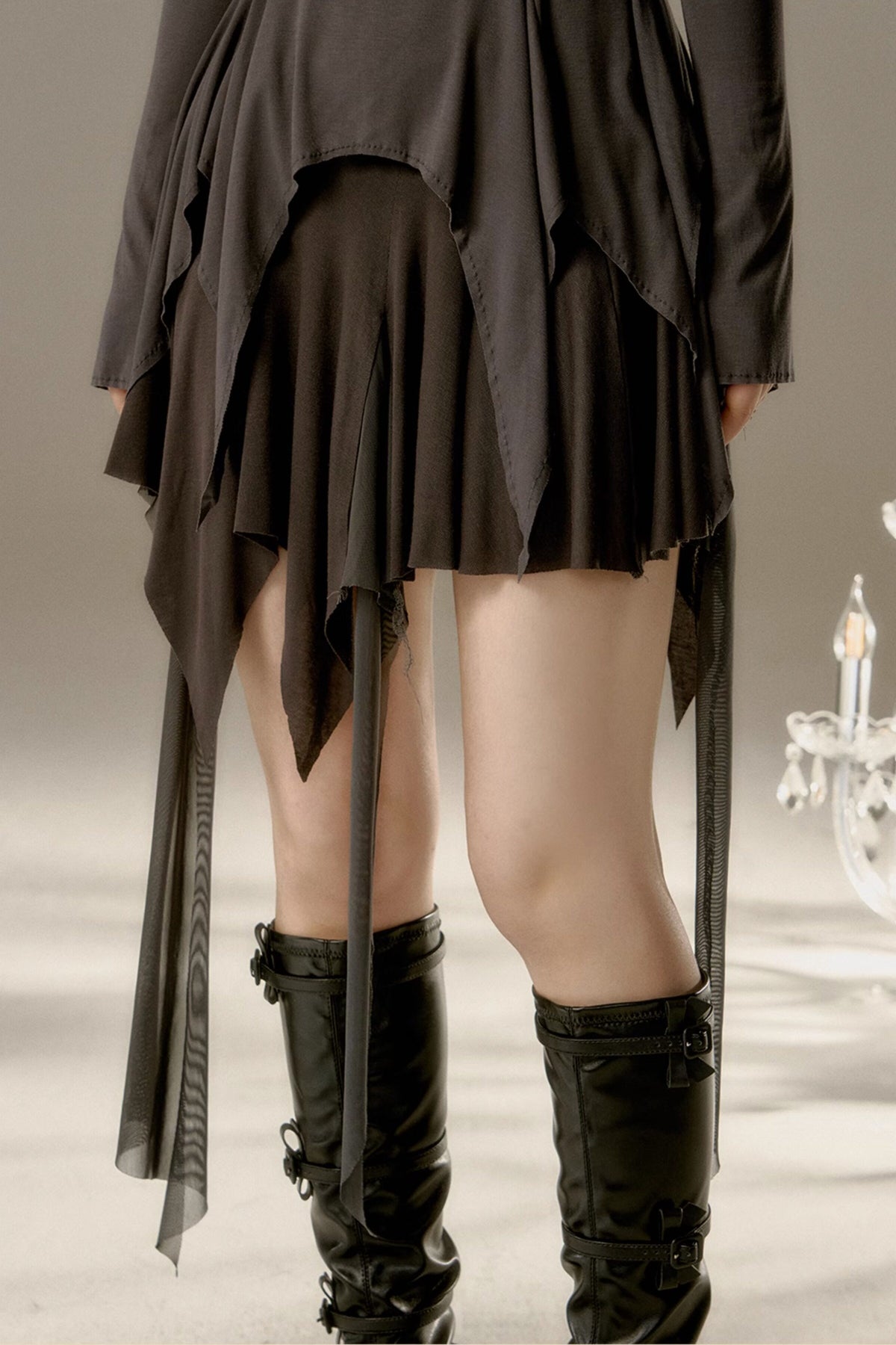 Completo con top monospalla in maglia e abito drappeggiato