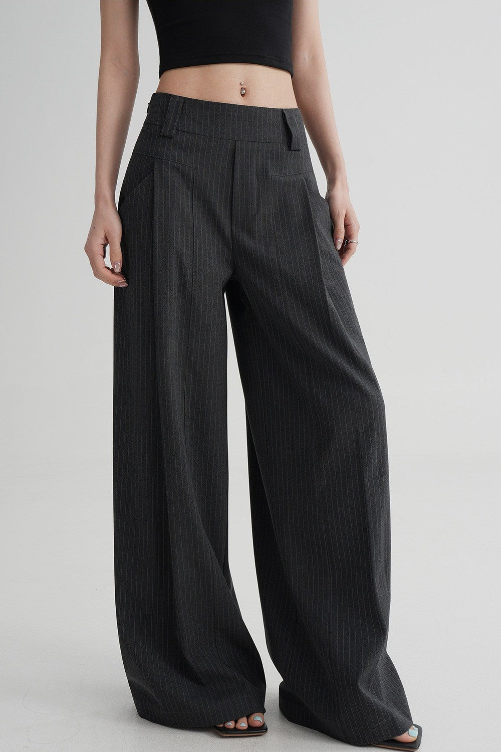 Hoch taillierte gestreifte Hose mit weitem Bein