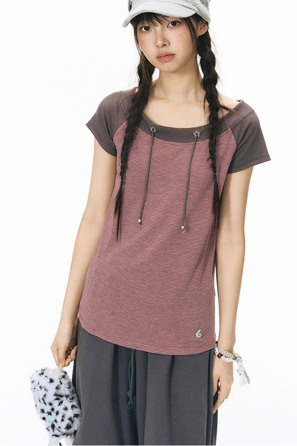 Schulterfreies gestreiftes Raglan-T-Shirt