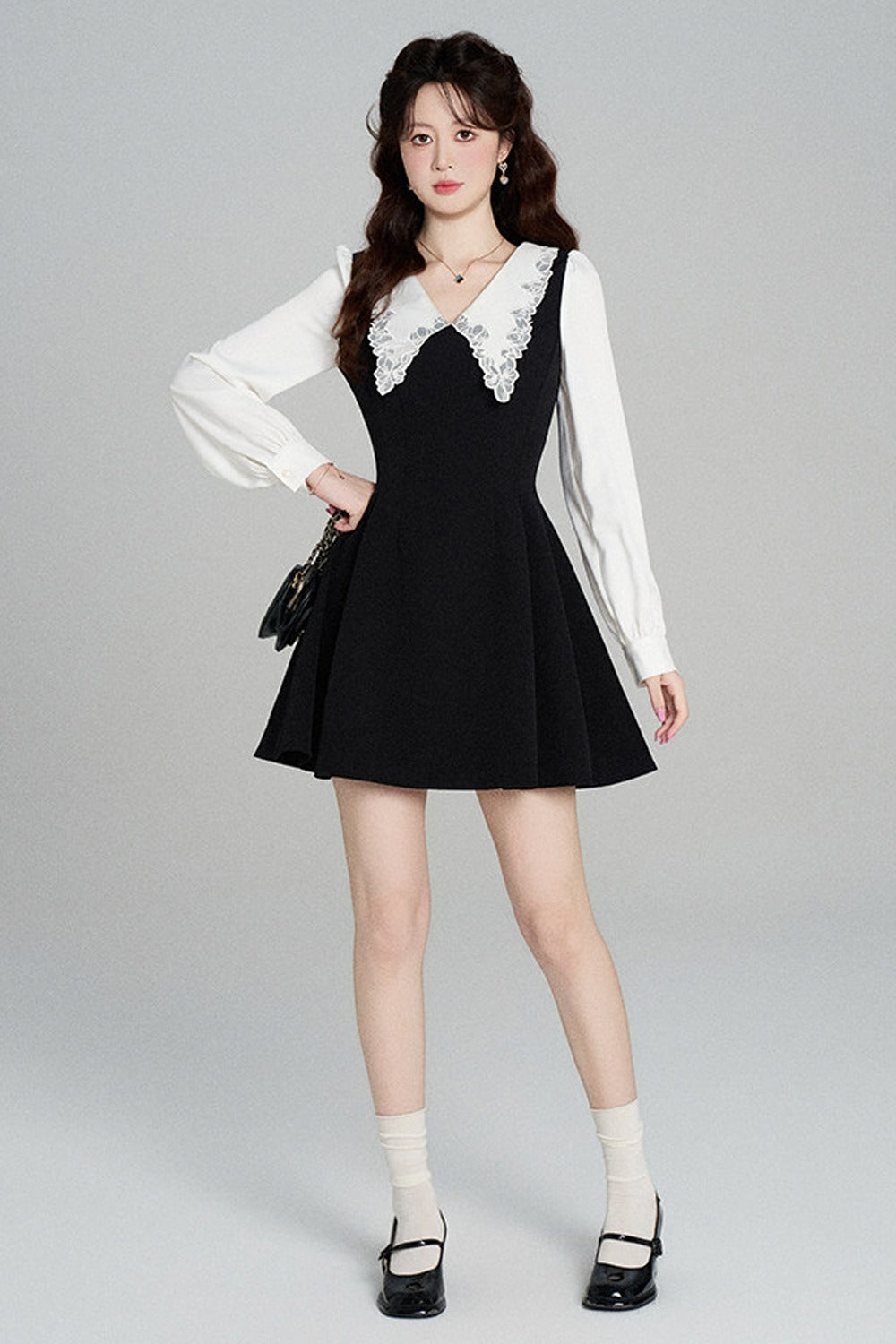 Schwarzes A-Linien-Kleid mit Bubikragen und tailliertem Schnitt