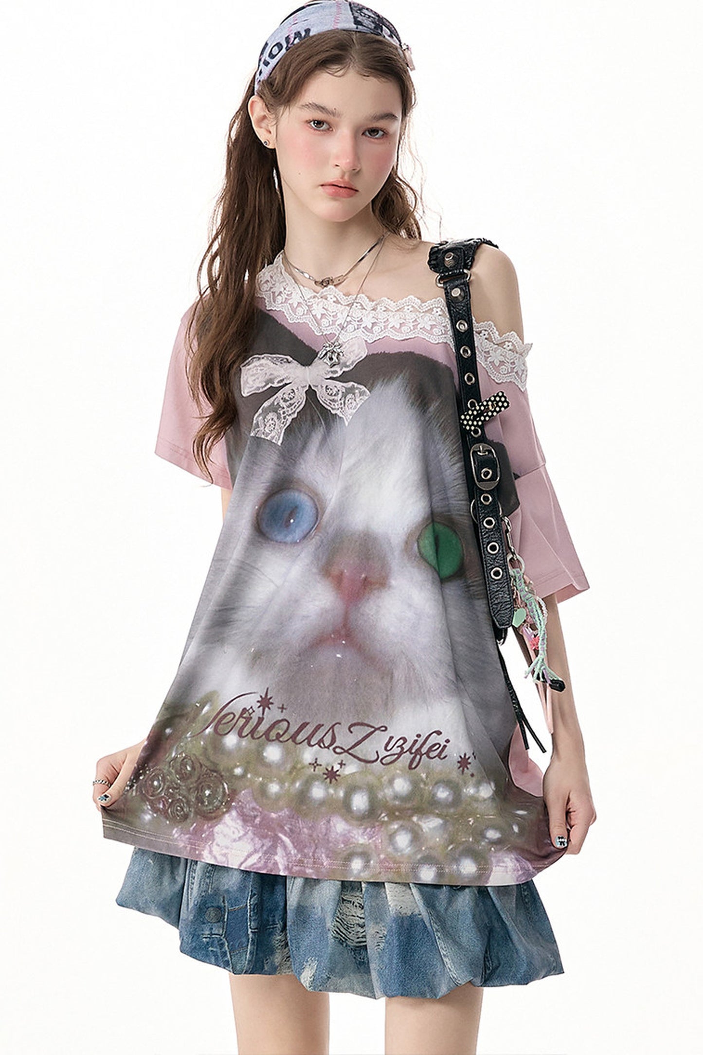 Weit geschnittenes T-Shirt mit Katzenprint und Spitzenkragen