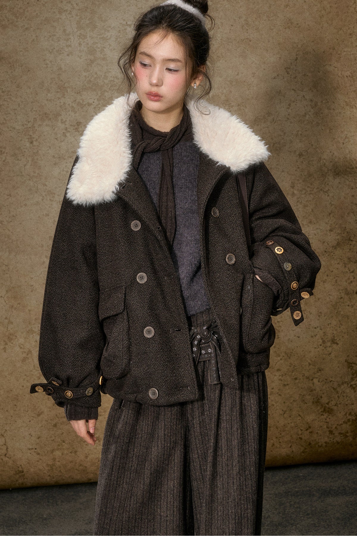 Kurze Daunenjacke mit Color-Blocking und Pelzkragen