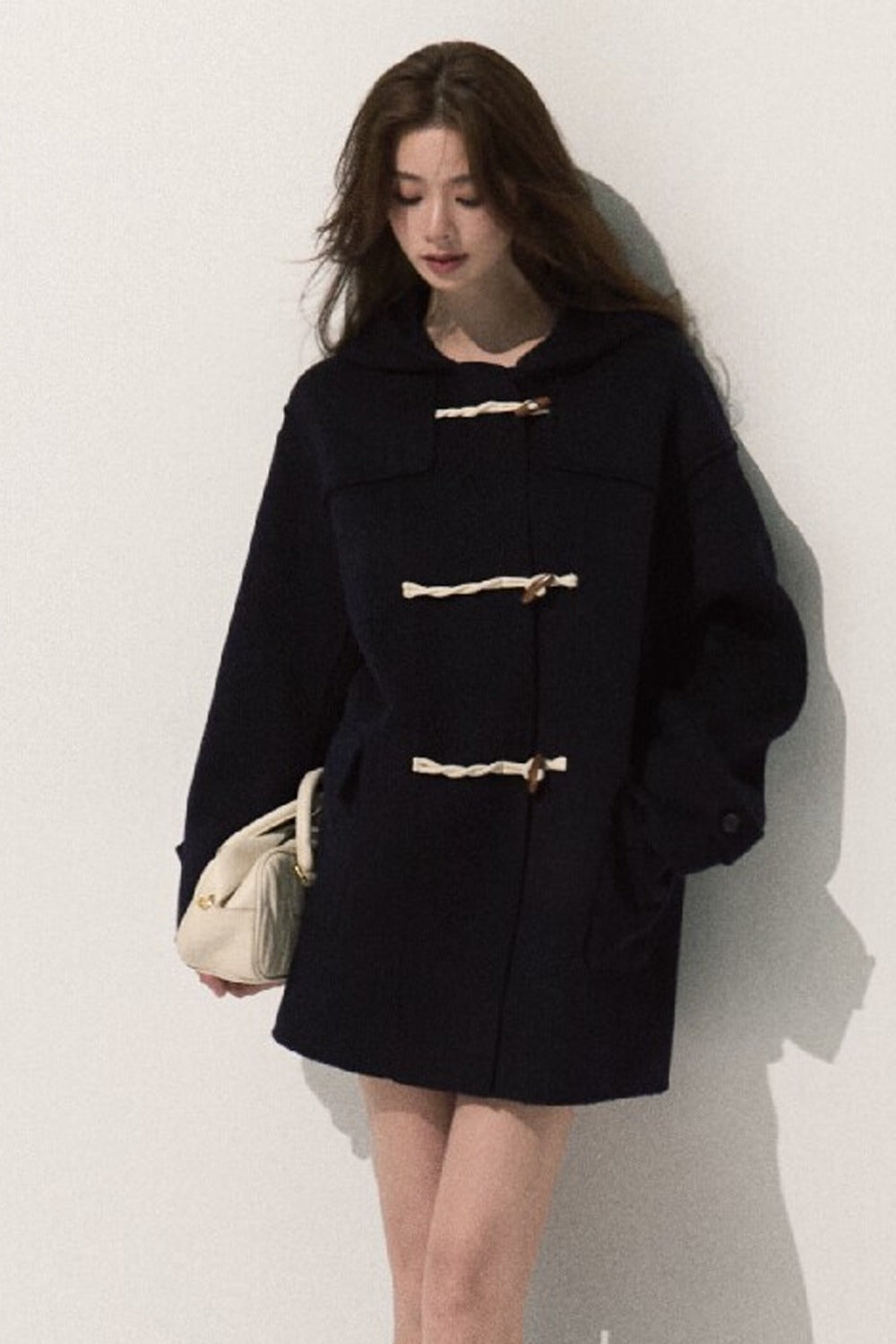 Manteau en laine à capuche avec brandebourgs