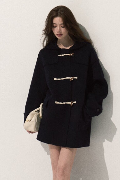 Manteau en laine à capuche avec brandebourgs
