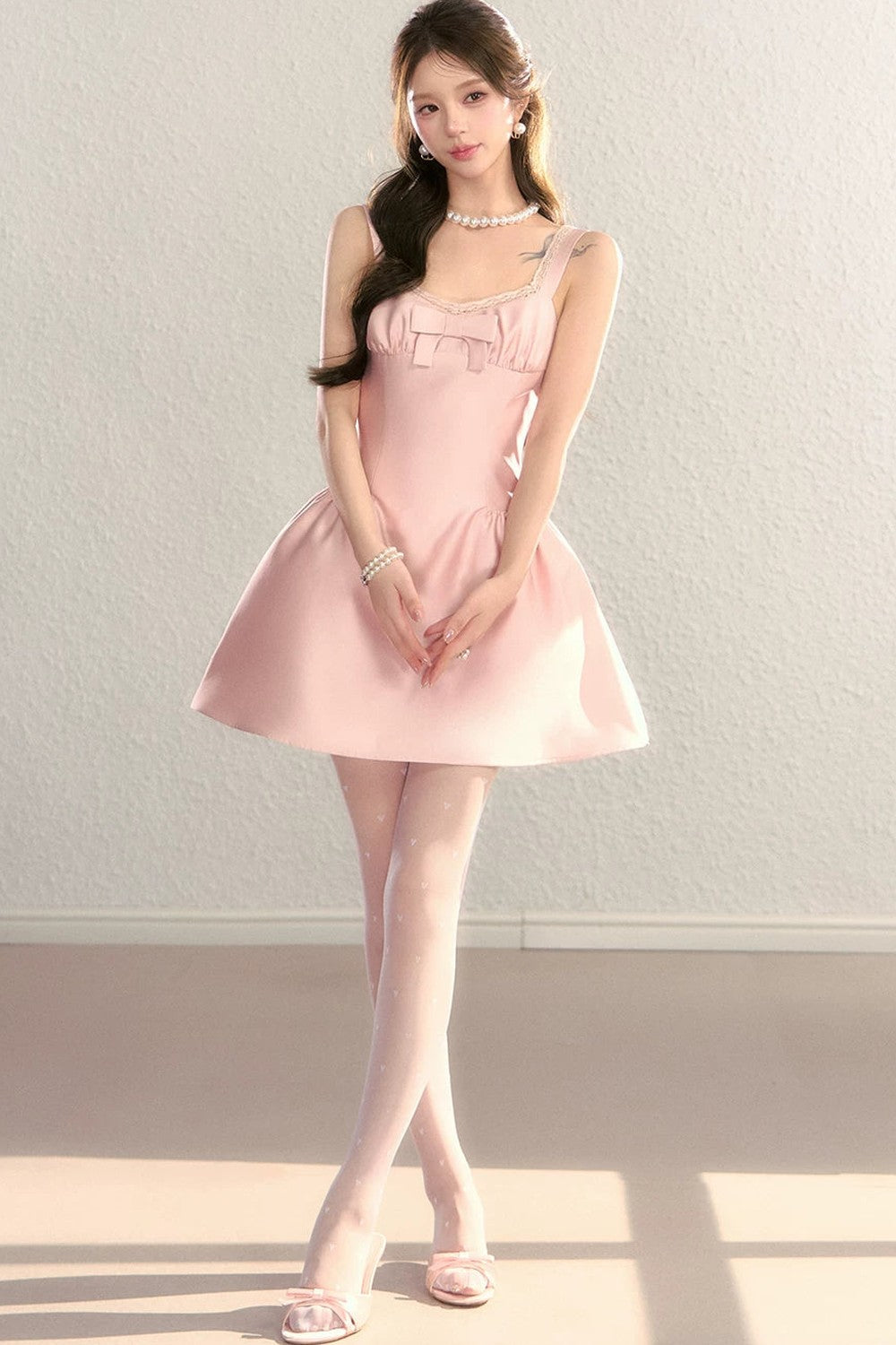 Rosa französisches Kleid mit Schleife und U-Ausschnitt