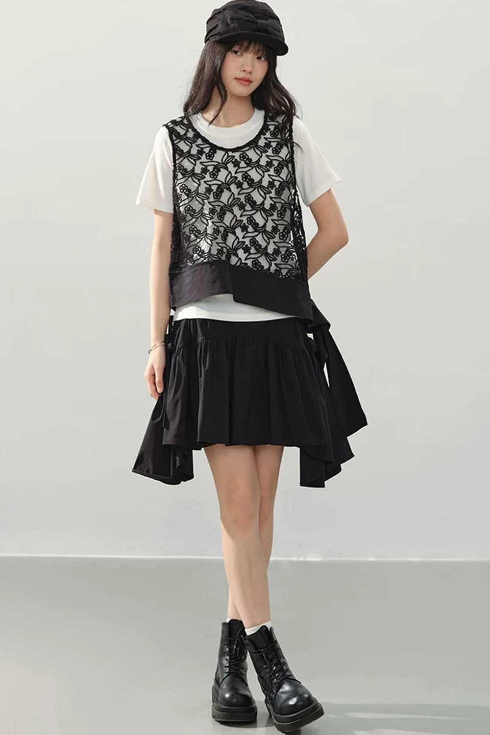 Gilet Nero Ricamato con Ritagli