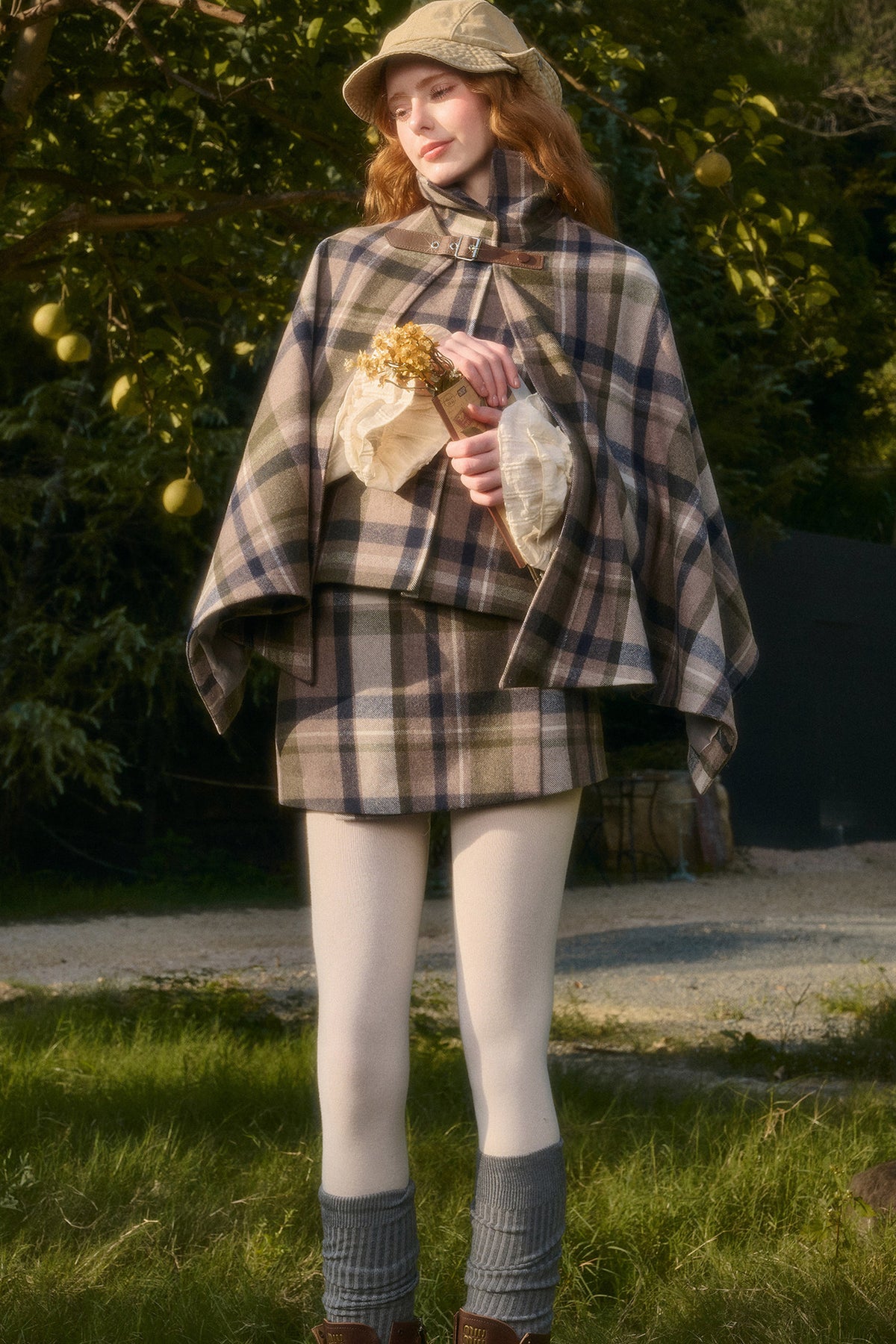 Ensemble avec cape à carreaux amovible, gilet et jupe trapèze