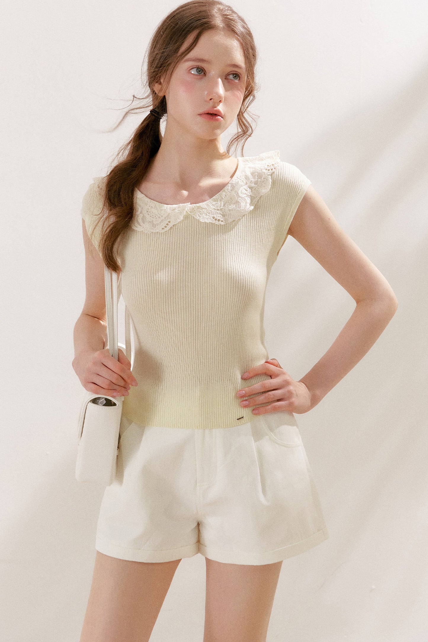 Maglia a maniche corte in 100% lyocell con colletto in pizzo