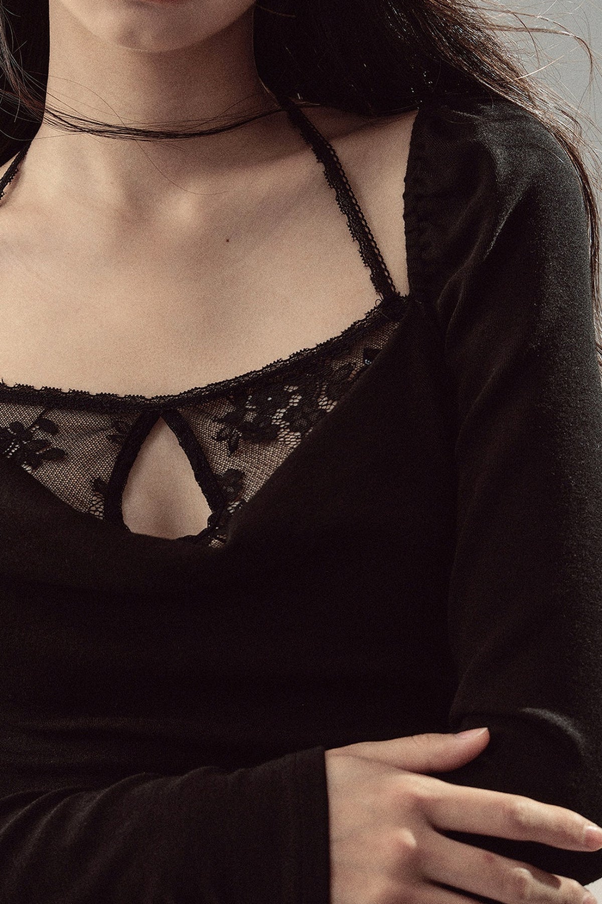 Layered-Look Long-Sleeve Halter Lace T-Shirt