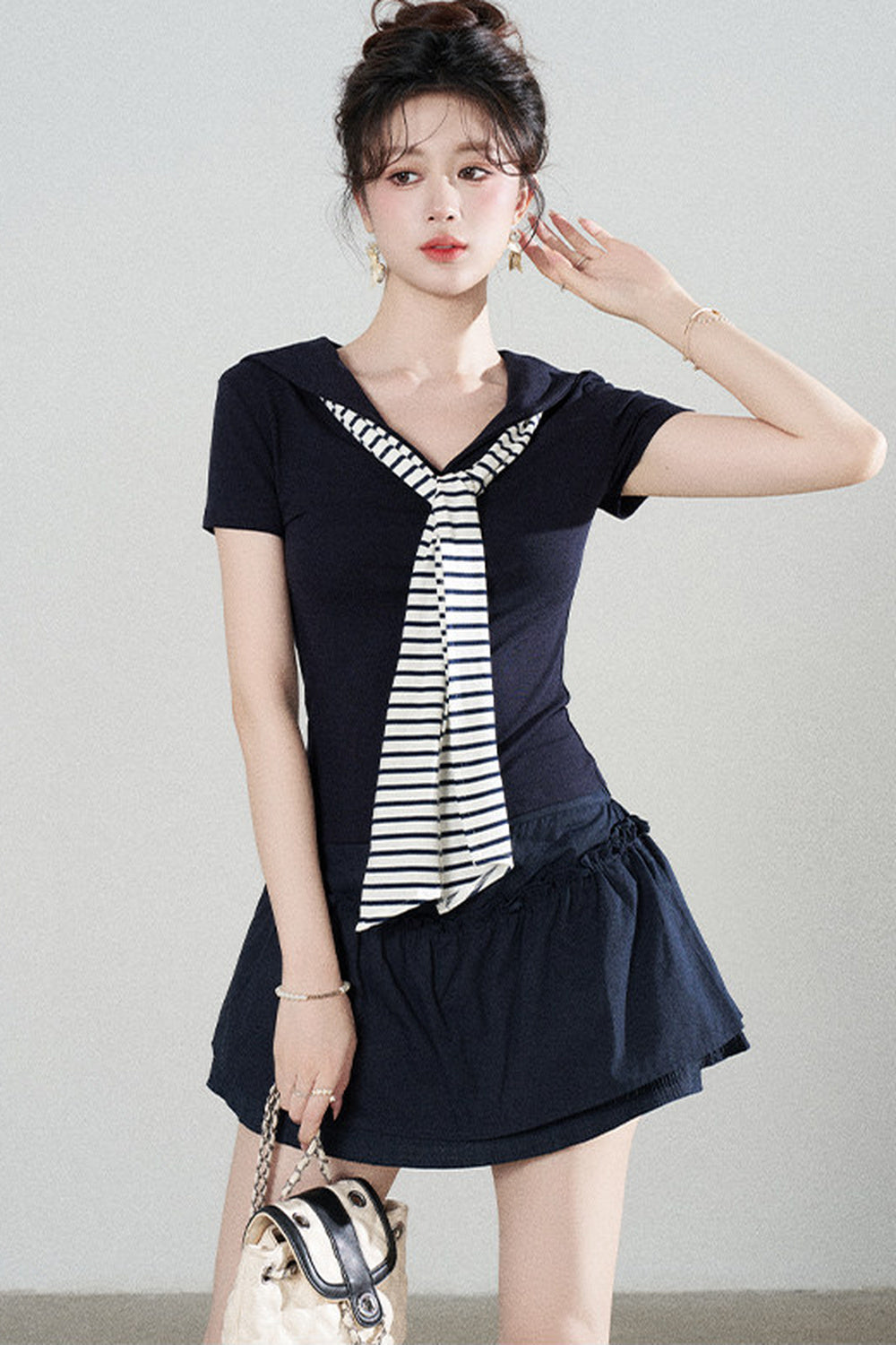 Ensemble tee-shirt châle à manches courtes en maille bleu marine et jupe