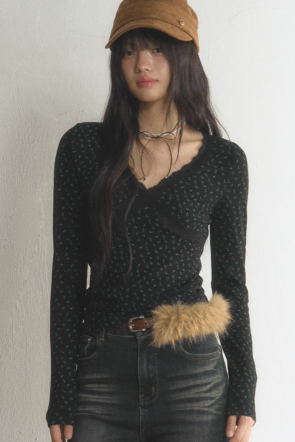 Top interior floral de encaje con cuello en V y mangas largas