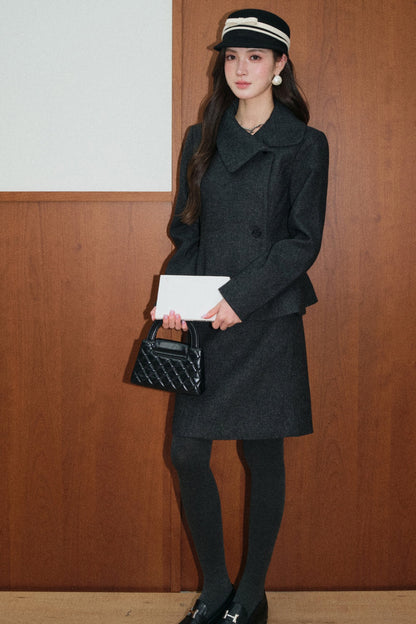 Completo con cappotto asimmetrico in lana grigio e gilet